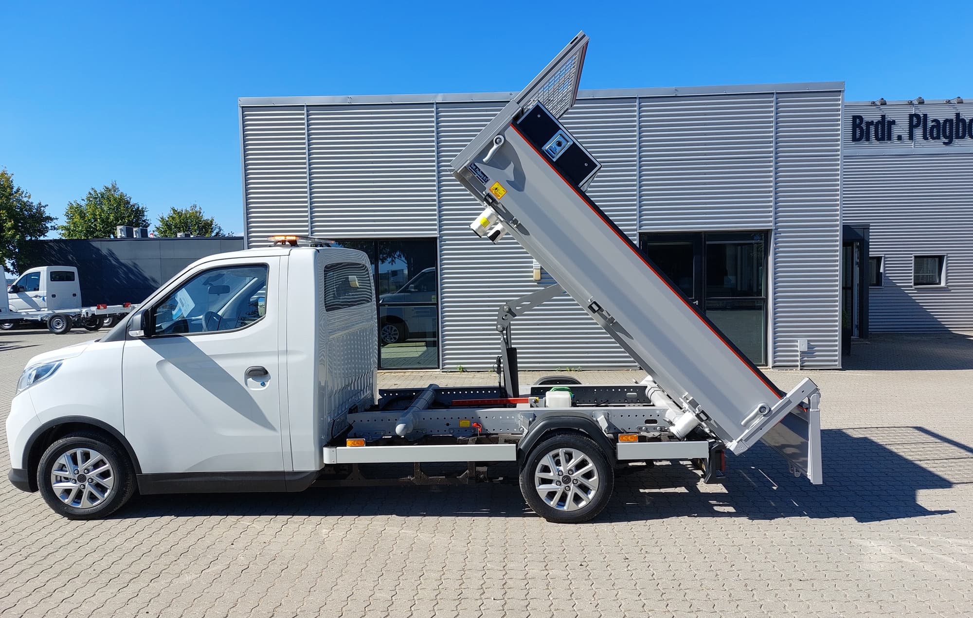 Maxus eDeliver3 CC Wit kipper zijaanzicht
