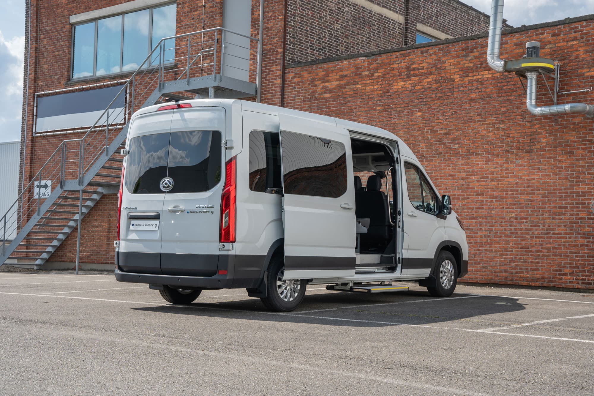 Maxus eDeliver9 PV Minibus achterzijaanzicht open zijdeur
