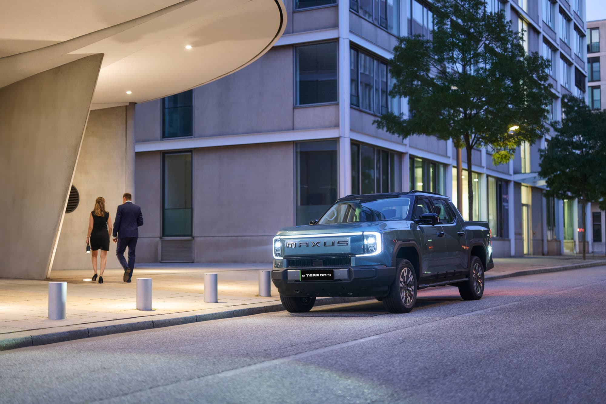 blue Maxus eTerron9 with front headlamps