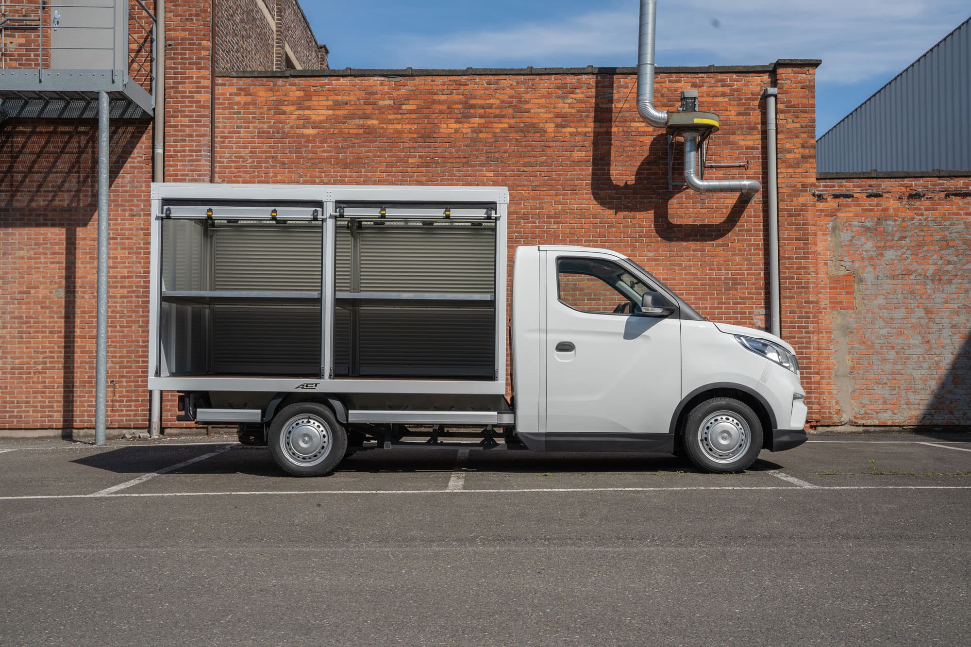 Maxus eDeliver3 Chassis Cabine Open Rolluikast zijaanzicht