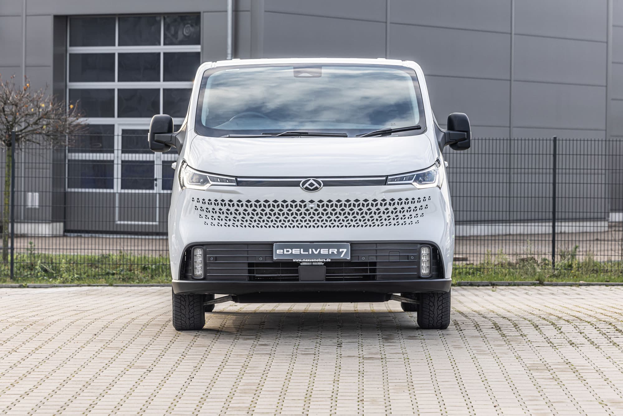 Maxus eDeliver7 Wit vooraanzicht parking