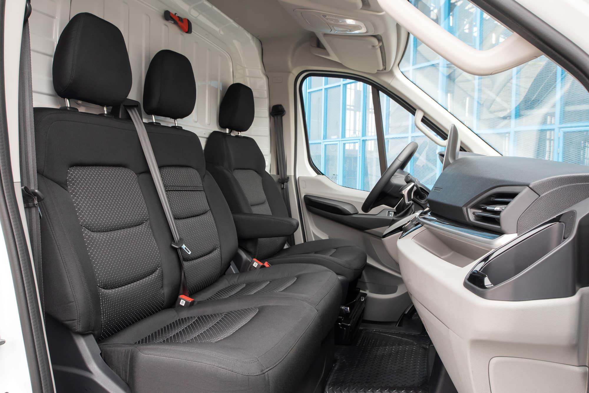 Maxus eDeliver9 Wit cockpit view passagierskant