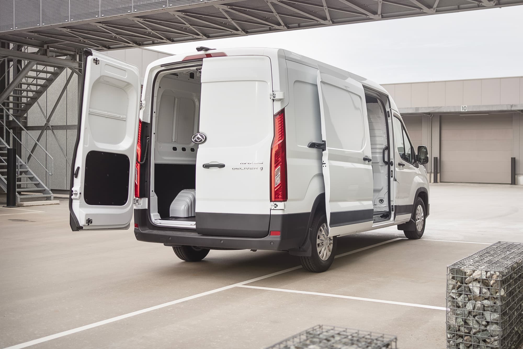 Maxus DELIVER 9 White Exterior with Detail Cargo
